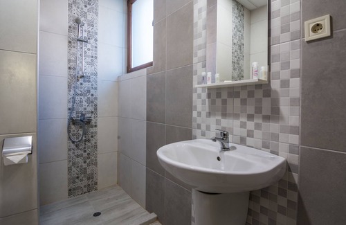 Parvenets House | Discover Flamingo Plovdiv: Family-Friendly Stay with Breakfast
