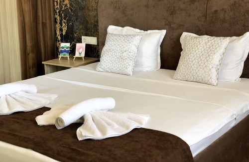 Parvenets House | Discover Flamingo Plovdiv: Family-Friendly Stay with Breakfast