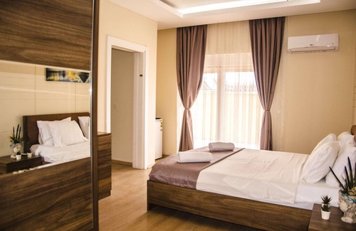 Konyaalti Hotel | Convenient Flamingo Residence with Pool & Family Amenities