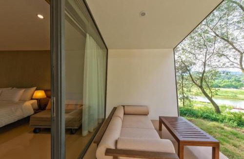 Ngoc Quang Apartment | Flamingo Dai Lai Resort: Family-Friendly with Pool & Hot Tub