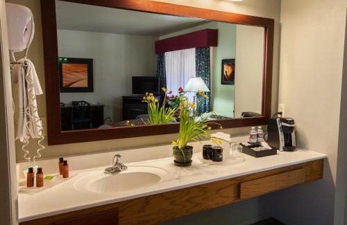 Zion National Park South Entrance Hotel | Inviting Flanigan's Resort and Spa with Oceanfront Views