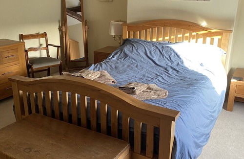 Dalston Apartment | Homely Flat 1 at Dalston Square - Family-Friendly Retreat