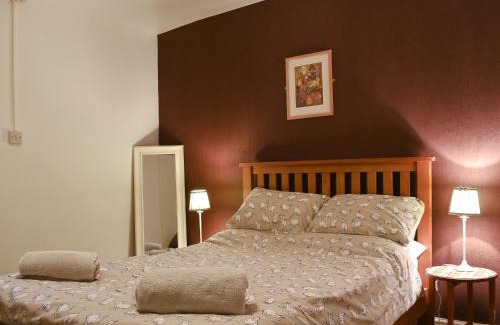 Lowestoft House | Garden View Flat 1 - Pet & Child Friendly Retreat