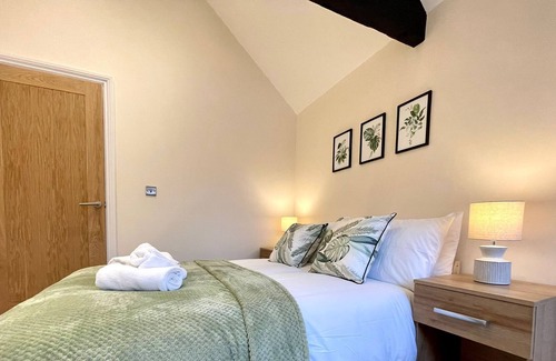 Saffron Walden Apartment | Stylish Central Apartment with Spa and Family Amenities