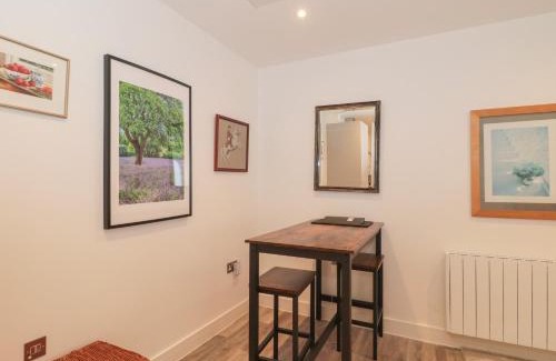Bournemouth Apartment | Stay at Flat 2: A Cozy 4-Star Retreat for Your Getaway