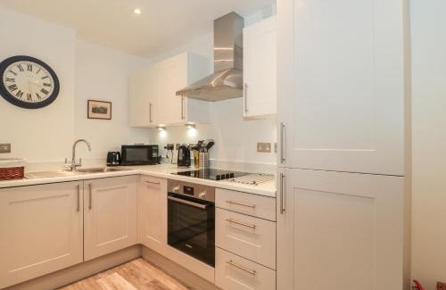 Bournemouth Apartment | Stay at Flat 2: A Cozy 4-Star Retreat for Your Getaway