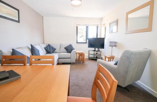Littlehampton House | Elegant Flat 34 - Marine Court with Private Pool & Family Fun