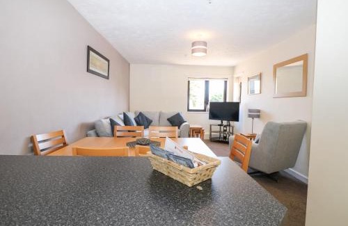 Littlehampton House | Elegant Flat 34 - Marine Court with Private Pool & Family Fun