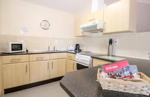 Littlehampton House | Elegant Flat 34 - Marine Court with Private Pool & Family Fun