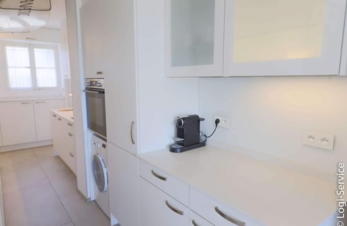 Port Grimaud Apartment | Oceanfront Flat for 4 in Port Grimaud with Breakfast
