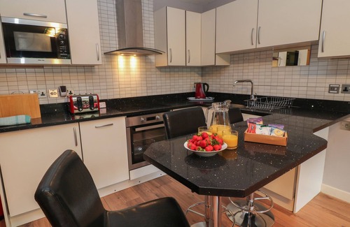 Sandbanks Cottage | Pet-Friendly Flat 5 Fairwinds with Garden in Canford Cliffs