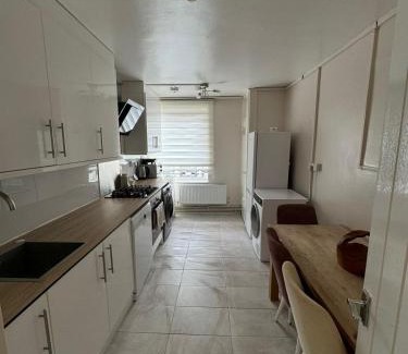 De Beauvoir Apartment | Inviting 2 Bedrooms Flat in Hoxton with Skyline Views