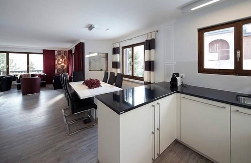 Engadin Scoul Apartment | Cozy Holiday Apartment Scuol for 6-8 with Kitchen & Breakfast