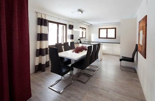 Engadin Scoul Apartment | Cozy Holiday Apartment Scuol for 6-8 with Kitchen & Breakfast