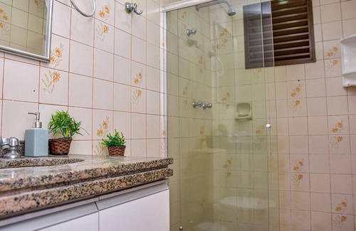 Morro do Maluf Apartment | Cozy Flat with Balcony near Pitangueiras Beach, Guarujá