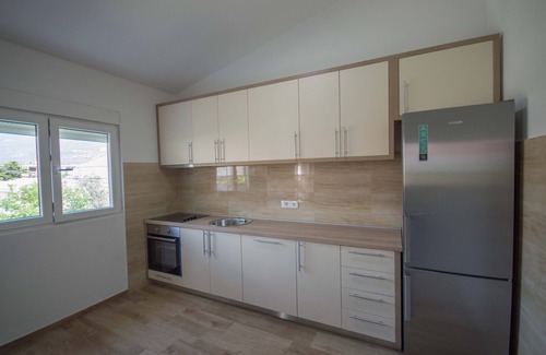 Bar House | Comfortable Flat for Groups with Spa and Kitchen Access