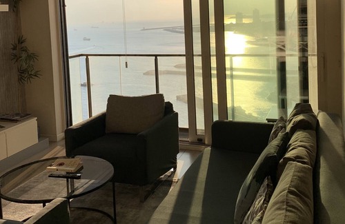 Zeytinburnu Apartment | Seaside Retreat with Pool and Gym for Your Perfect Getaway