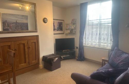 Ludwel Apartment | Delightful Flat G on Castle Street with Hot Tub & Breakfast