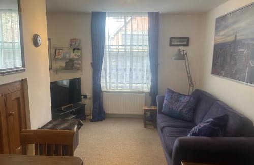 Ludwel Apartment | Delightful Flat G on Castle Street with Hot Tub & Breakfast