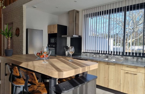 Gujan-Mestras Apartment | Family-Friendly Flat with Oceanfront Pool & Breakfast