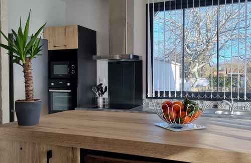 Gujan-Mestras Apartment | Family-Friendly Flat with Oceanfront Pool & Breakfast