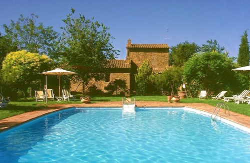 Il Borgo Apartment | Unique Cortona Retreat with Pool, Wifi & Family-Friendly Perks