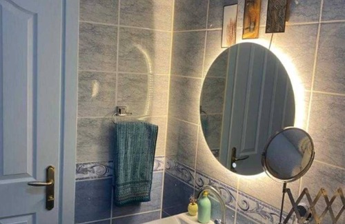 Uskudar Apartment | Ideal Istanbul Flat: Steps from Metro & Child-Friendly