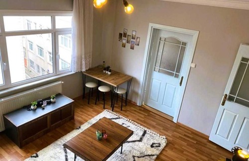 Uskudar Apartment | Ideal Istanbul Flat: Steps from Metro & Child-Friendly