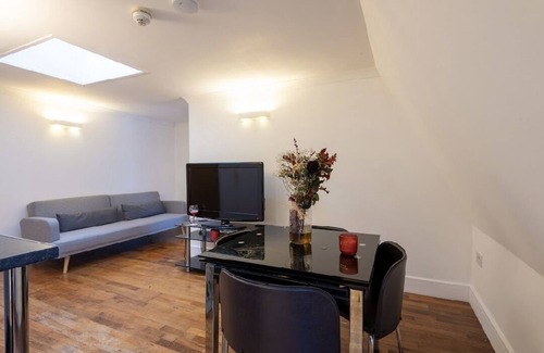 Knightsbridge and Belgravia Apartment | Cozy Flat in London - Pet and Child Friendly Stay