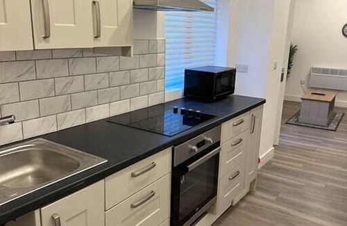 Luton Apartment | Inviting Flat in Luton Town Centre with Kitchen Amenities
