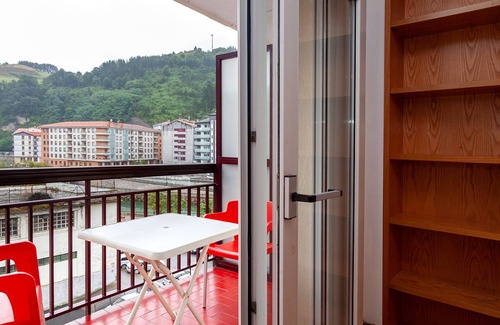 Ondarroa Condo | Convenient Flat in Ondarroa Village with WiFi & Accessibility