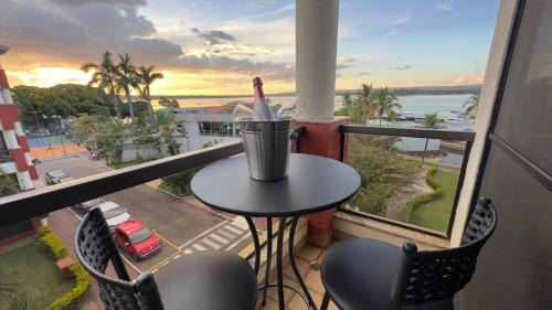 Smin Apartment | Charming Flat Lake Side Linda Vista Lago with Hot Tub