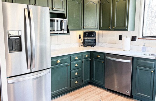 Innsbrook Ski Chalet | Lakefront Chalet with Hot Tub, Playground & WiFi Awaits!