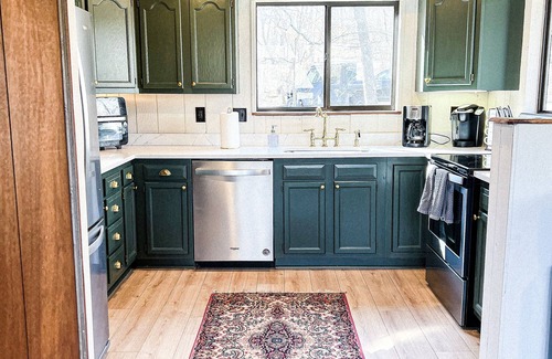 Innsbrook Ski Chalet | Lakefront Chalet with Hot Tub, Playground & WiFi Awaits!