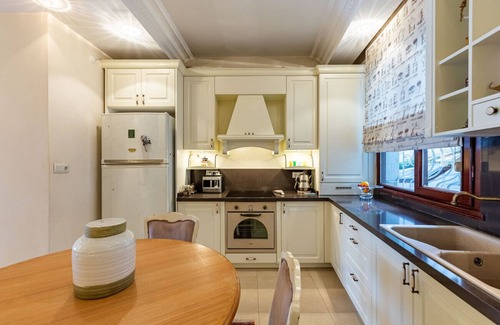 Uskudar Apartment | Impressive Flat with Bosphorus View in Uskudar, Family-Friendly