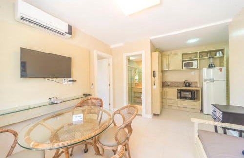 Ingleses Sul Apartment | Oceanfront Oasis at Flat Pietra: 4-Star Stay with Pool