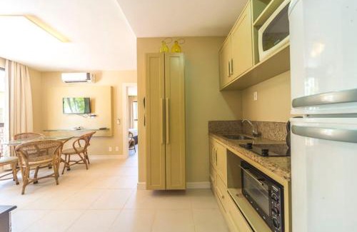 Ingleses Sul Apartment | Oceanfront Oasis at Flat Pietra: 4-Star Stay with Pool