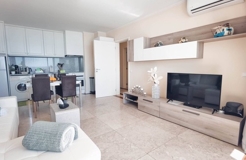 Praia da Rocha Apartment | Oceanfront Serenity at Flat Balcony 606 - Rated 10/10