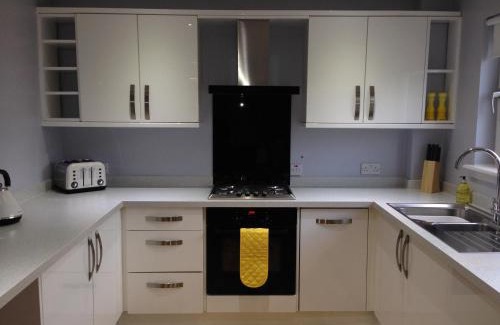 East Kilbride Apartment | Discover Flat Three: Top-Rated Stay in East Kilbride