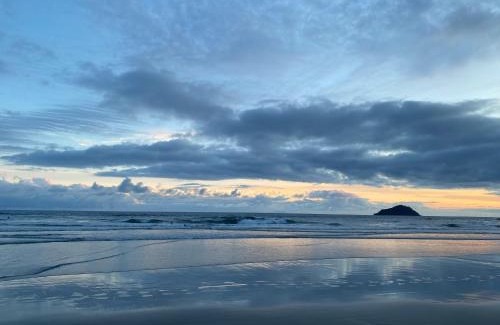 Sao Sebastiao Apartment | Family-Friendly Flat Vila Morena: Pool & Oceanfront Views