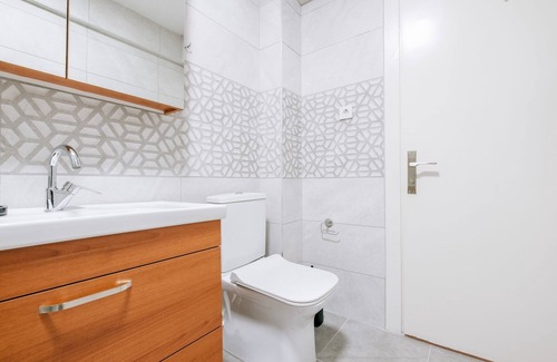 Moda Apartment | Modern Flat with Balcony near Moda and Bull Statue