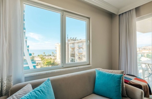 Mahmutlar Apartment | Sea-View Flat with Pool, Steps from the Beach