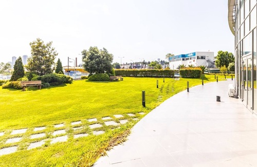 Kartal Apartment | Flat w Shared Pool and Garden 15 min to Coast