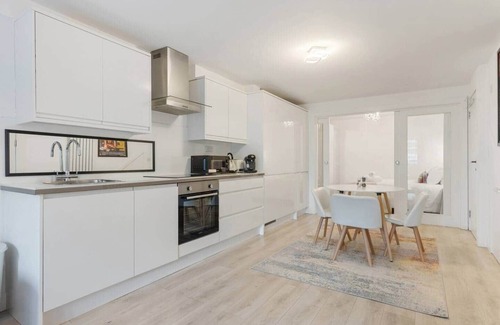 Hackney Apartment | Flat with Balcony in Trendy Dalston/4 guests
