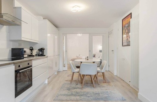 Hackney Apartment | Flat with Balcony in Trendy Dalston/4 guests