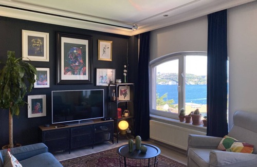 Uskudar Apartment | Charming Flat with Bosphorus View and Backyard in Uskudar