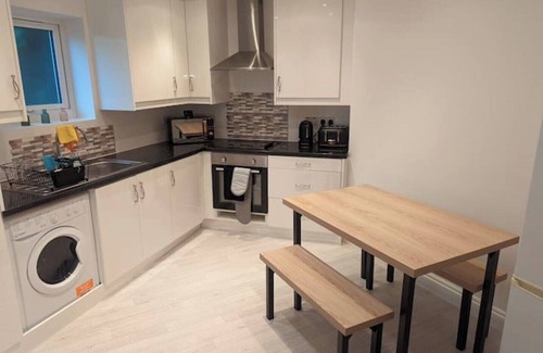 Falconwood and Welling Apartment | Convenient Flat with Easy Transport Access for Families