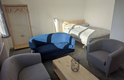 Falconwood and Welling Apartment | Convenient Flat with Easy Transport Access for Families