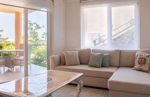 Sogucak Apartment | Poolside Retreat with Garden, Steps from Golf Club