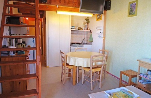 Saint-Pierre-la-Mer Apartment | Oceanfront Flat with Breathtaking Sea Views & Pet-Friendly